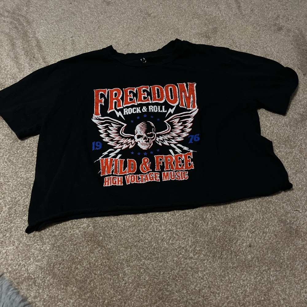 black cropped t-shirt